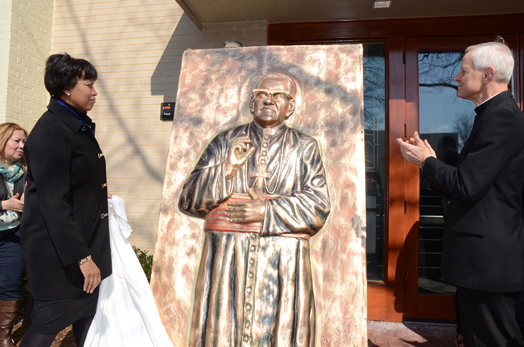 Dedican edificio a beato Romero en DC