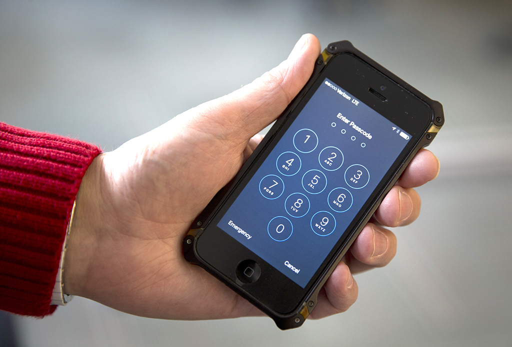 Apple defiende negativa a abrir iPhone a petición del FBI
