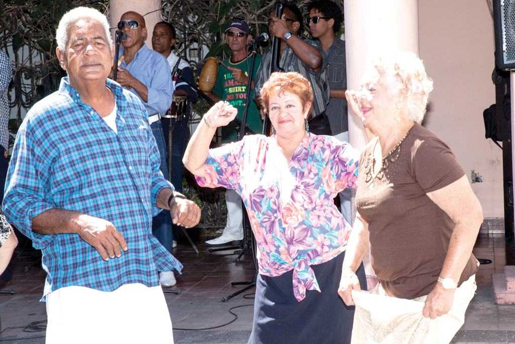 Bailar es un beneficio para la salud de los adultos