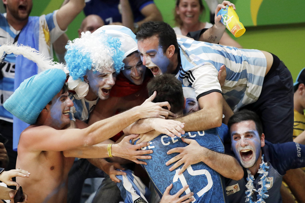 Júbilo para Argentina y caen más récords en piscina en Río