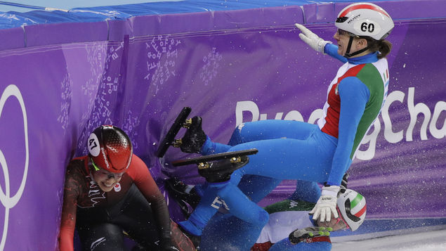 Corea del Sur gana ruda carrera de patinaje en pista corta