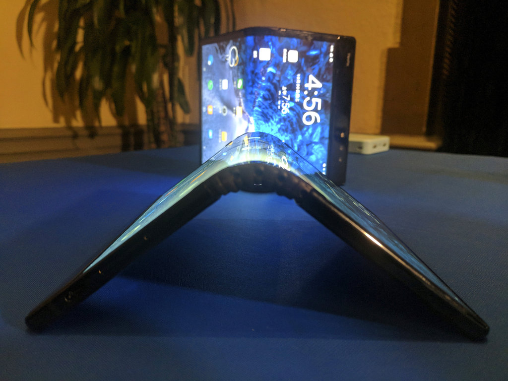 Móviles apuestan a pantalla plegable para reanimar mercado
