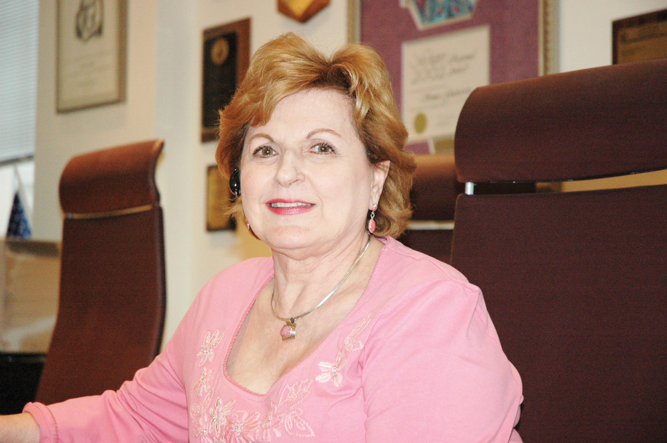 Líder comunitaria Sonia Gutiérrez se jubila después de 50 años