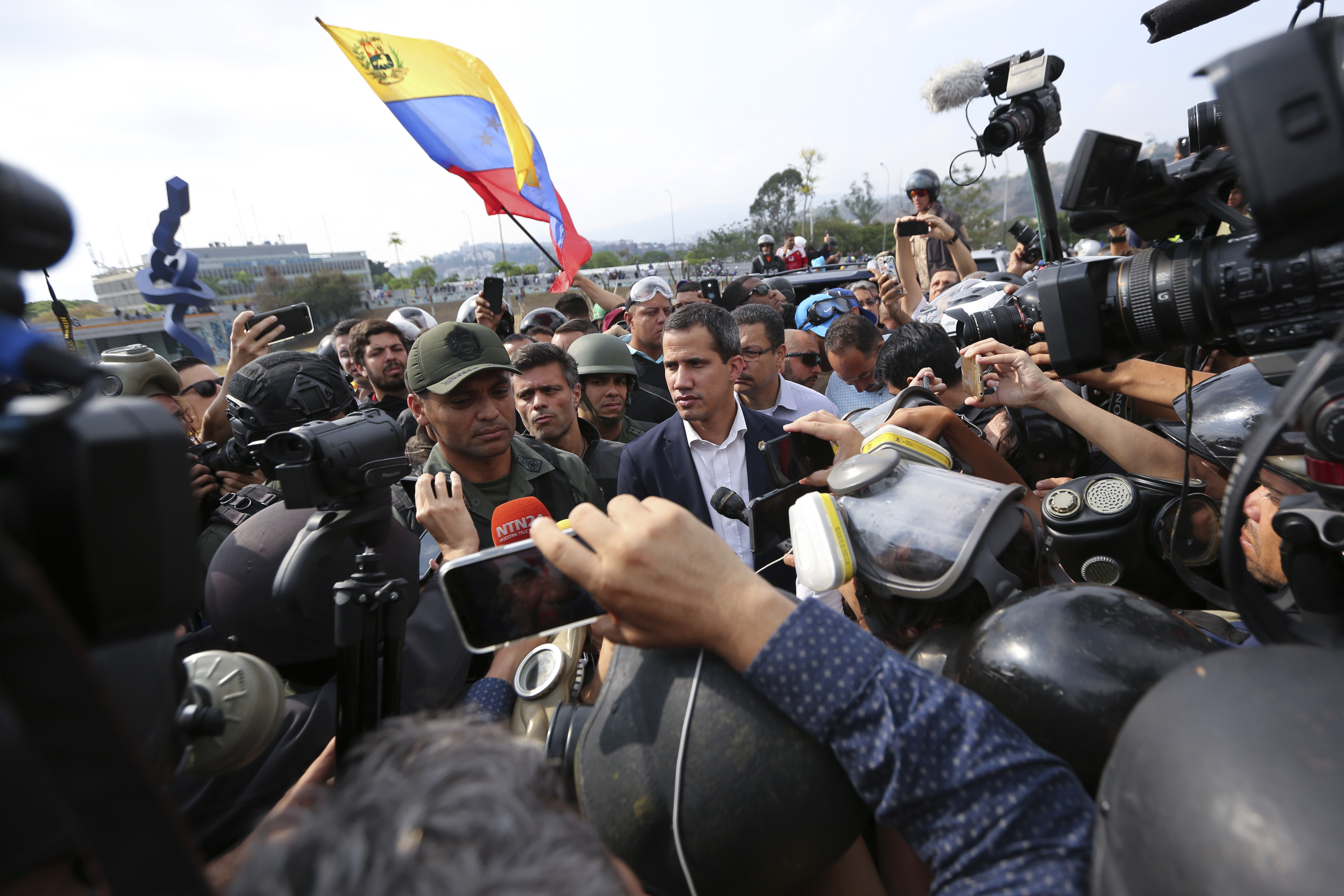 Presidente (E) de Venezuela Juan Guaidó llama a alzamiento militar