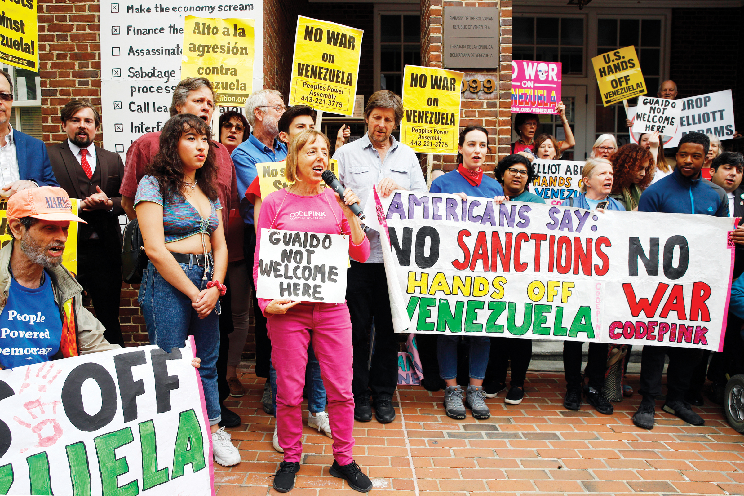 Grupo partidario de Maduro “toma” embajada en DC