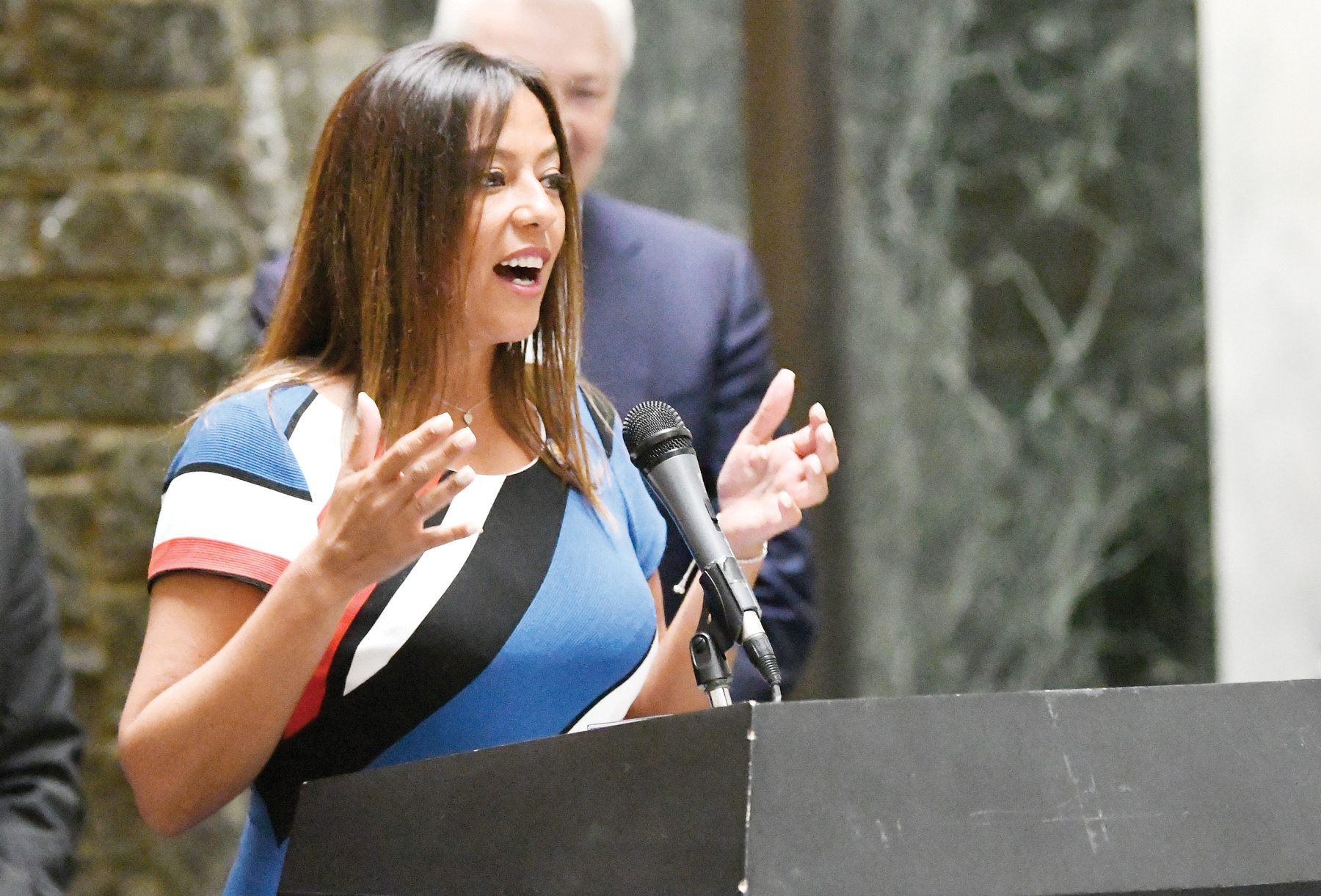 Senadora salvadoreña contra licencias para indocumentados