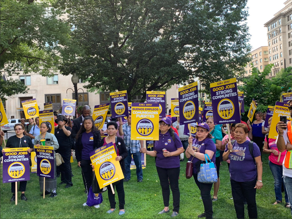 Empleados de servicio protestan en DC
