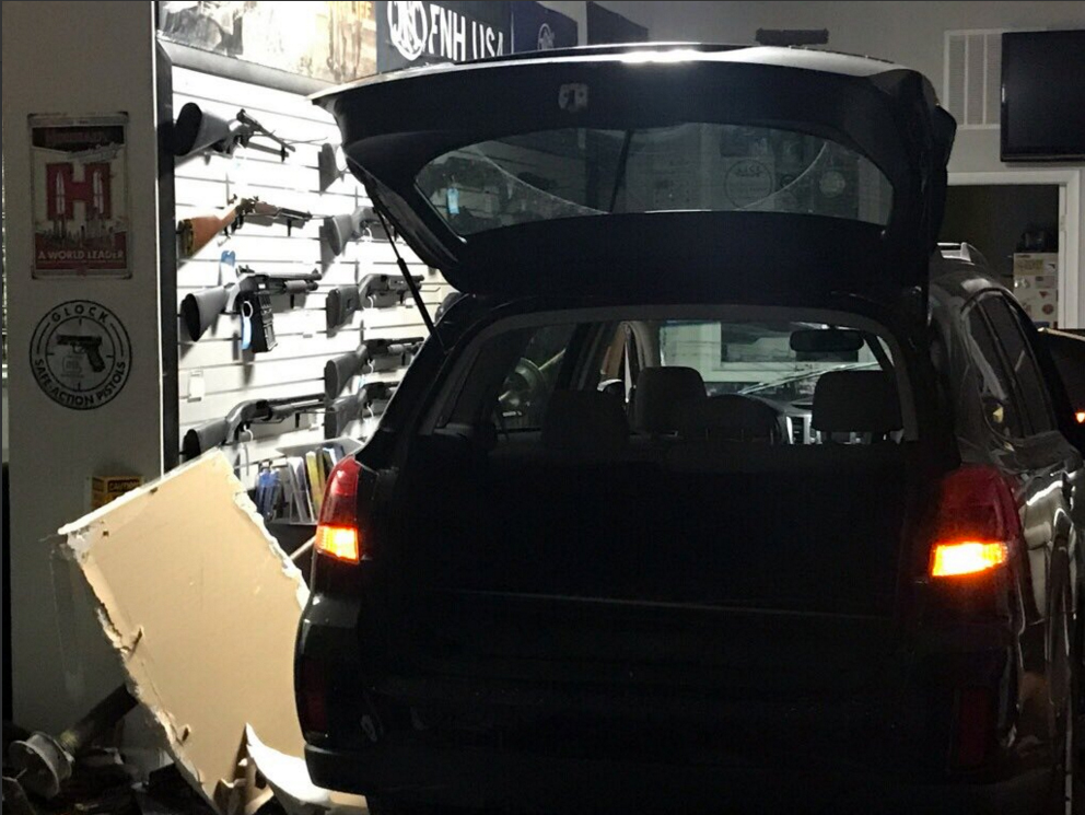 Muere sospechoso en robo a tienda de armas
