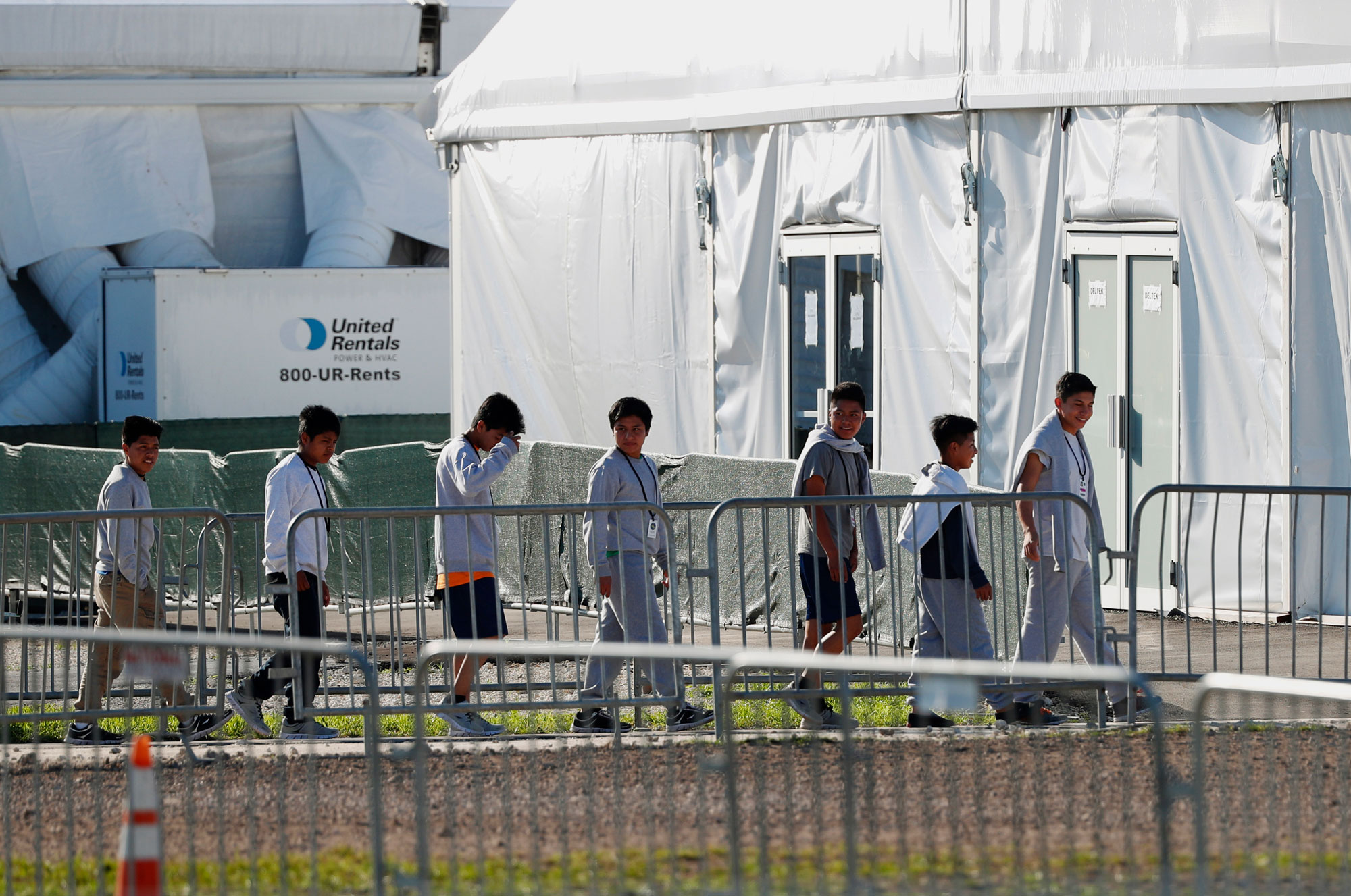 Gobierno evalúa cinco sitios para alojar a niños migrantes