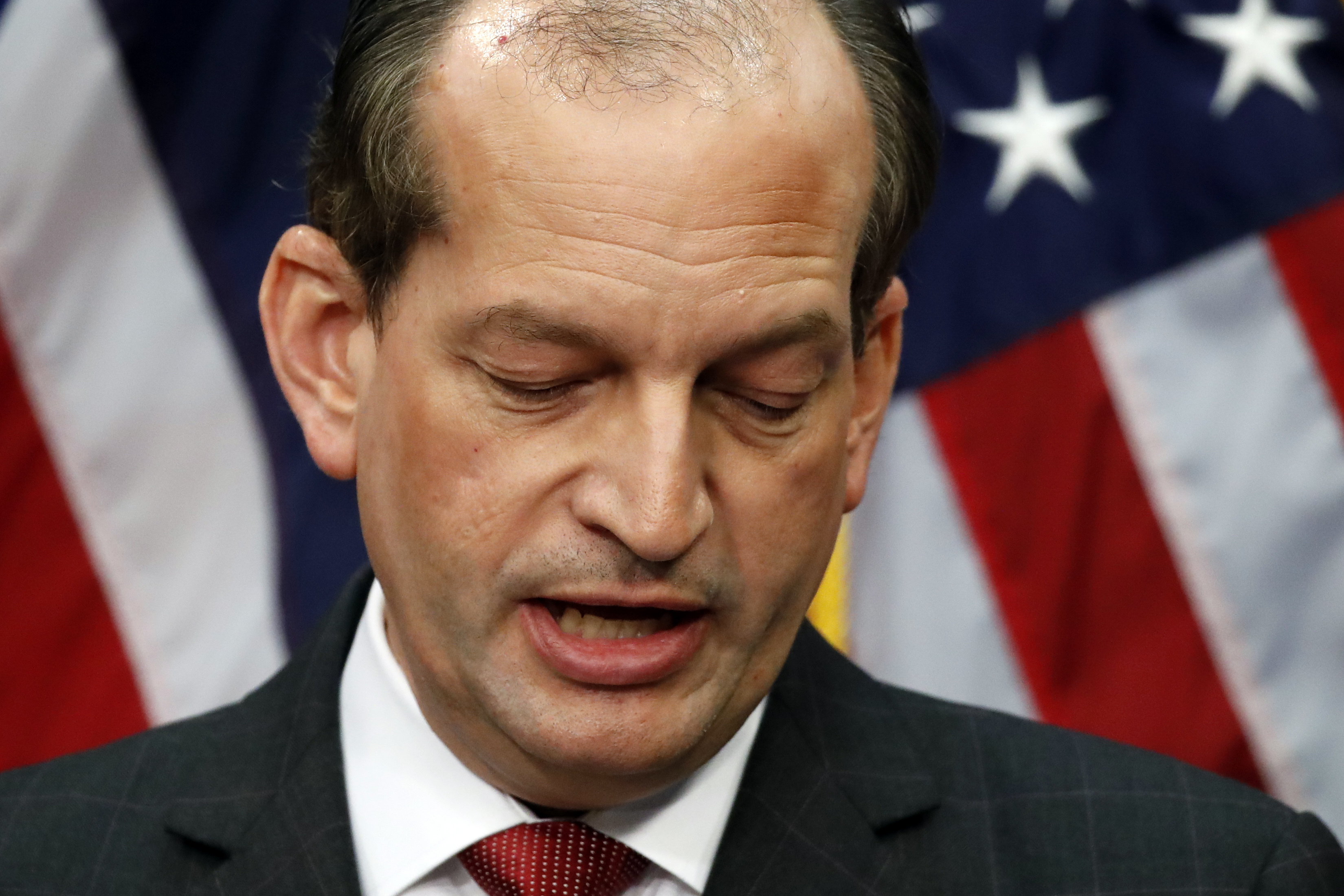El secretario de Trabajo, Acosta, dimite en medio del escrutinio del acuerdo de Epstein