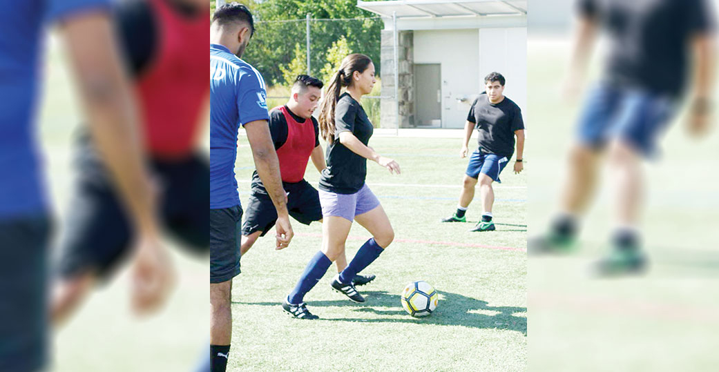 Juegan al fútbol por los jóvenes