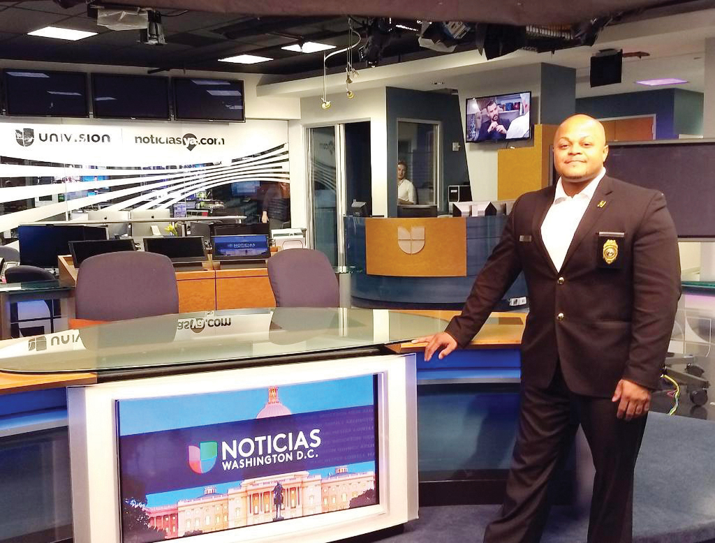 Falso policía estafa a comerciantes hispanos