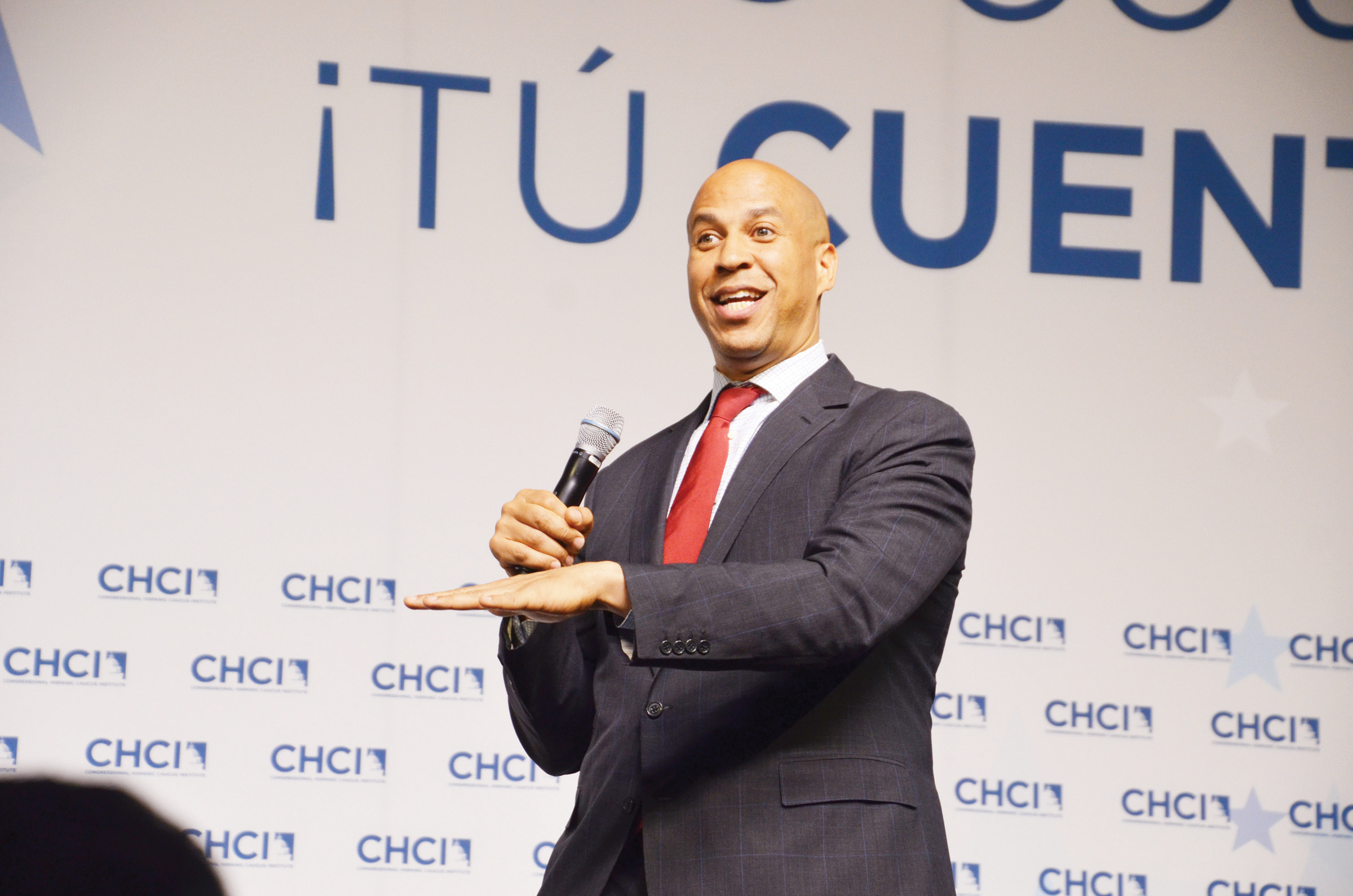 Candidatos demócratas hablan a latinos