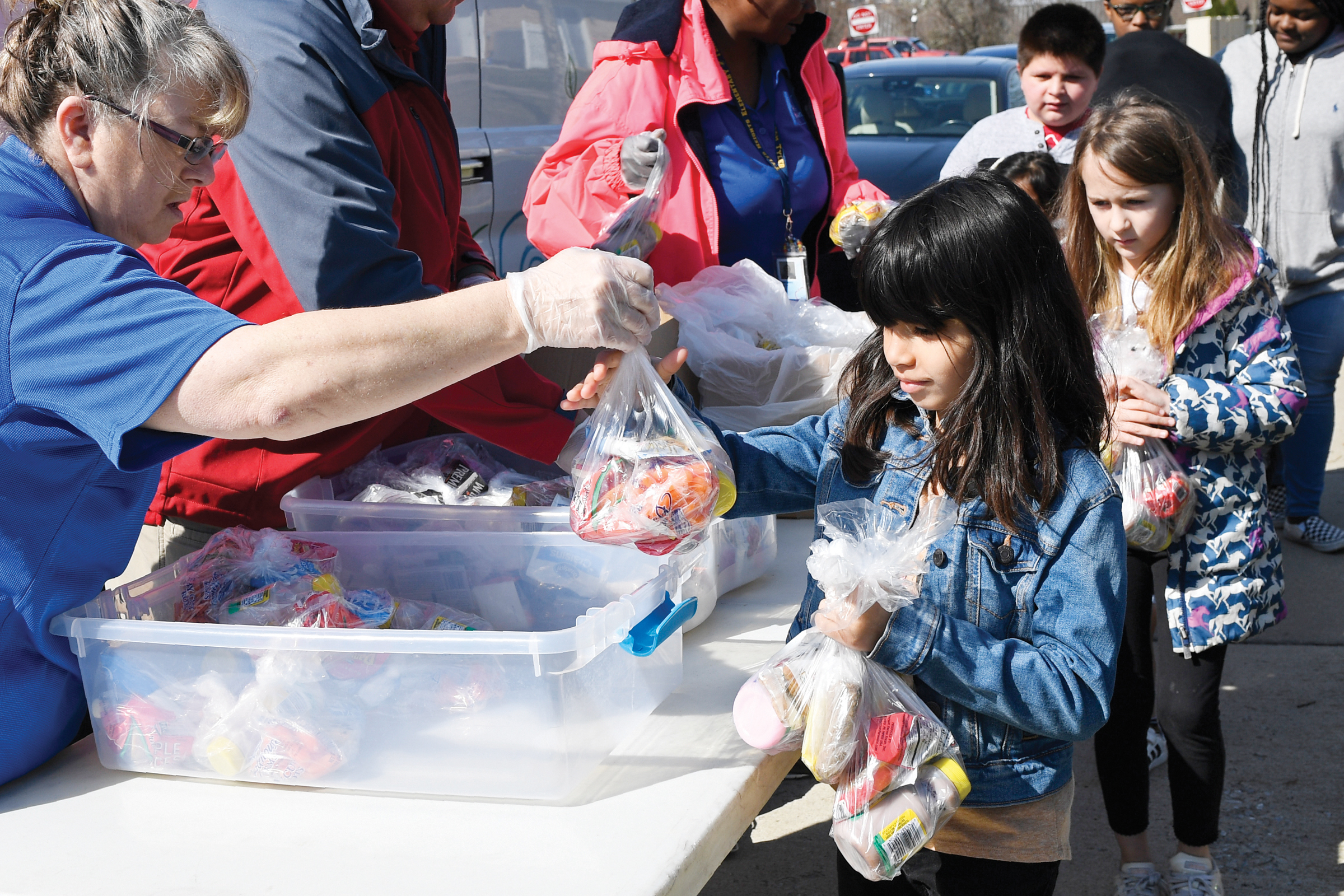 Amplían programa de comidas gratis durante pandemia