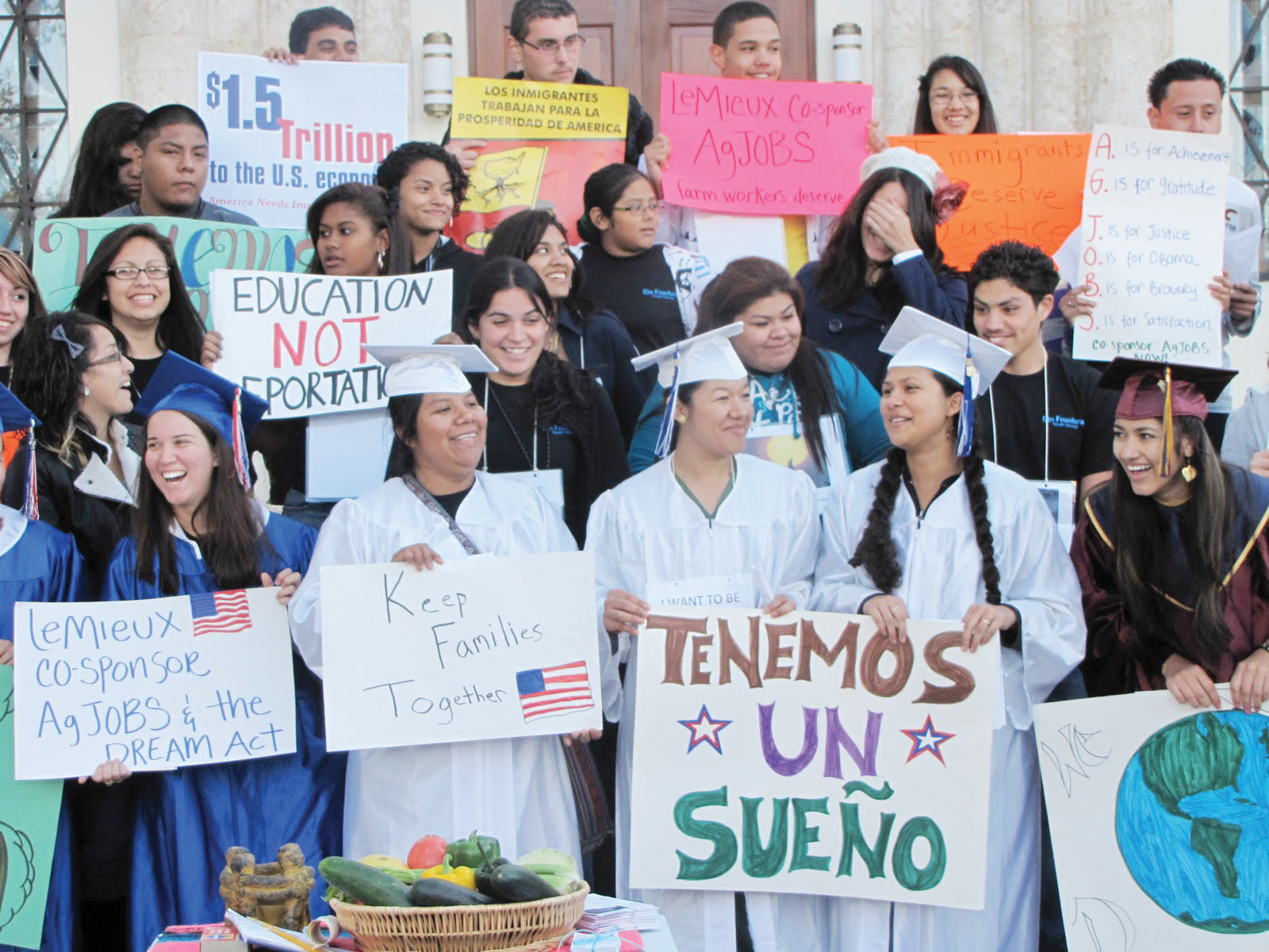 Piden incluir en estímulo a universitarios sin papeles