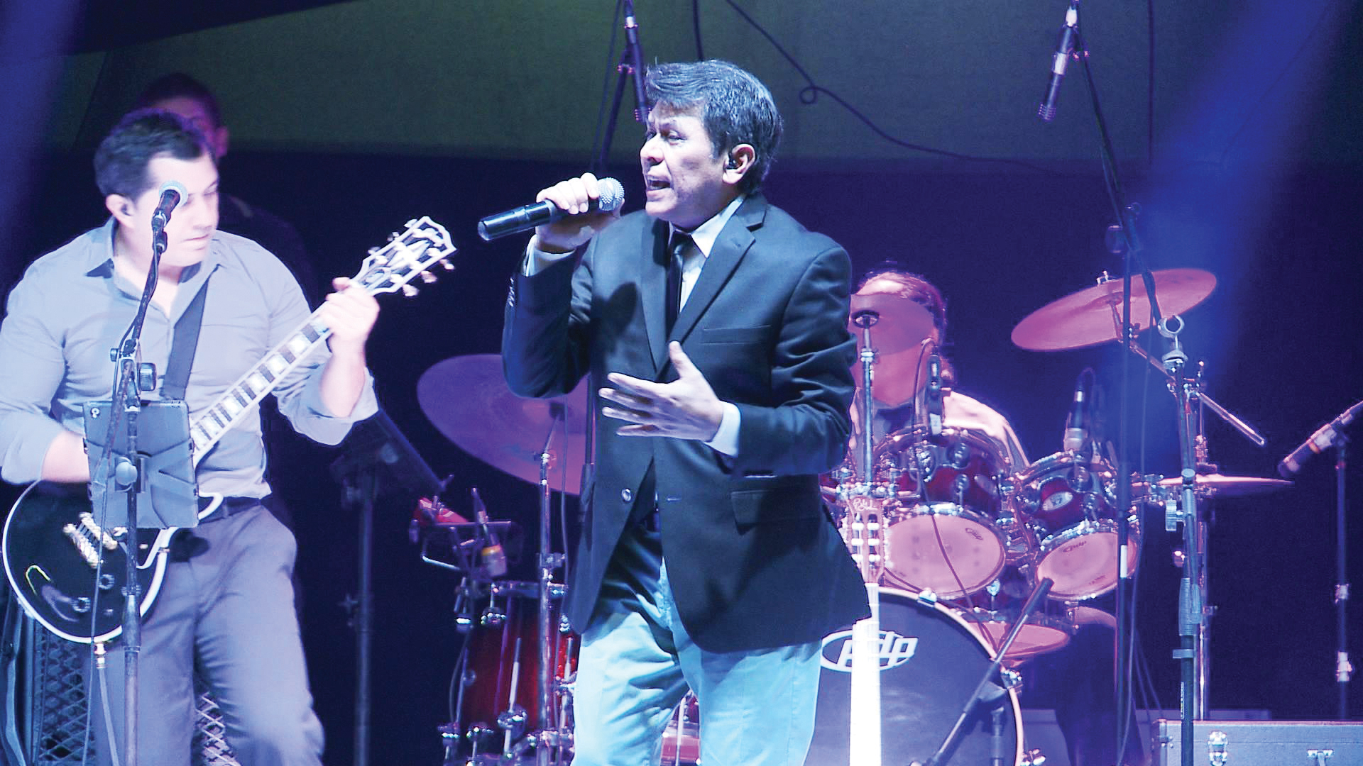 Alvaro Torres en concierto para recaudar fondos para el Salvador
