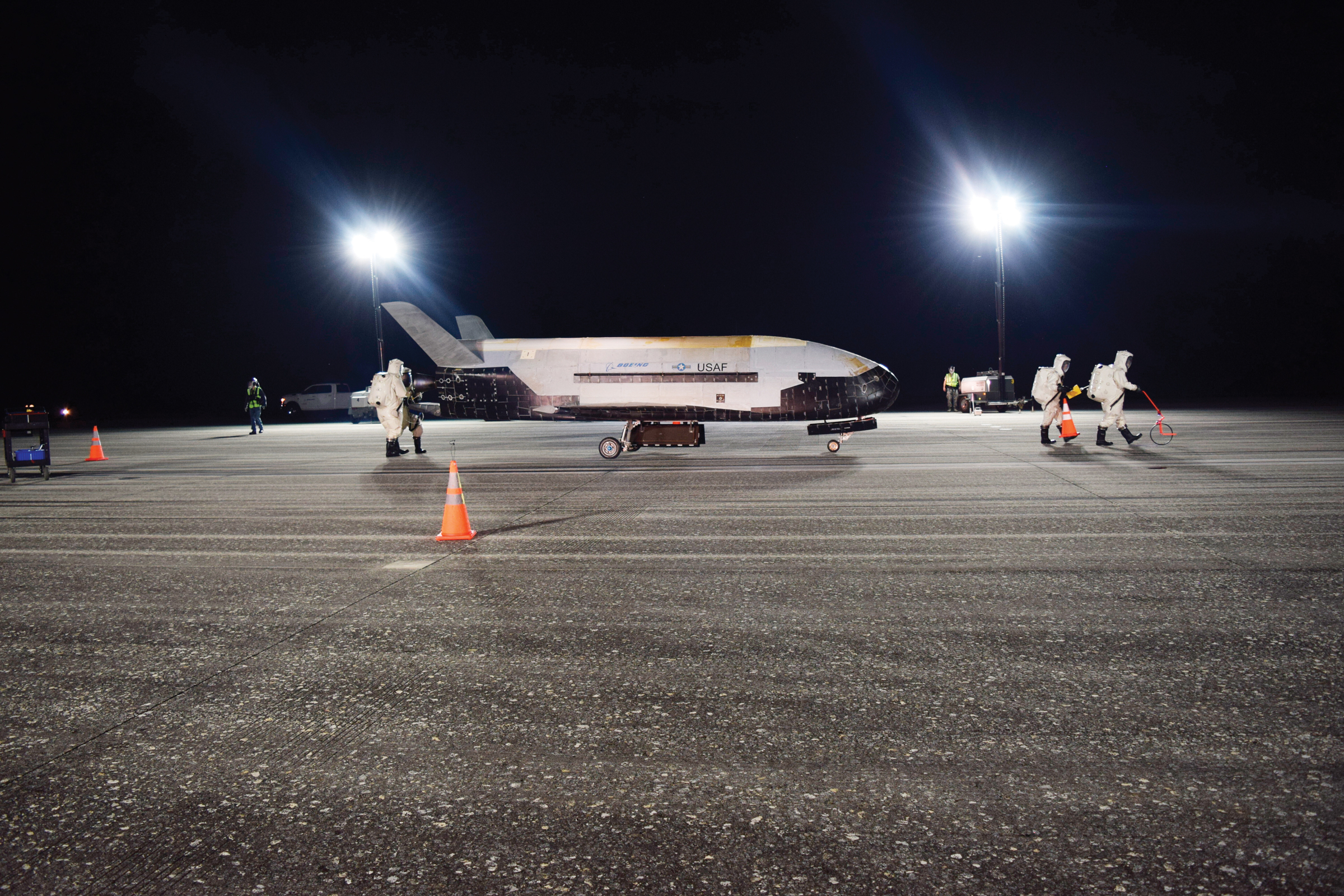 Avión aterriza en Florida tras dos años en el espacio