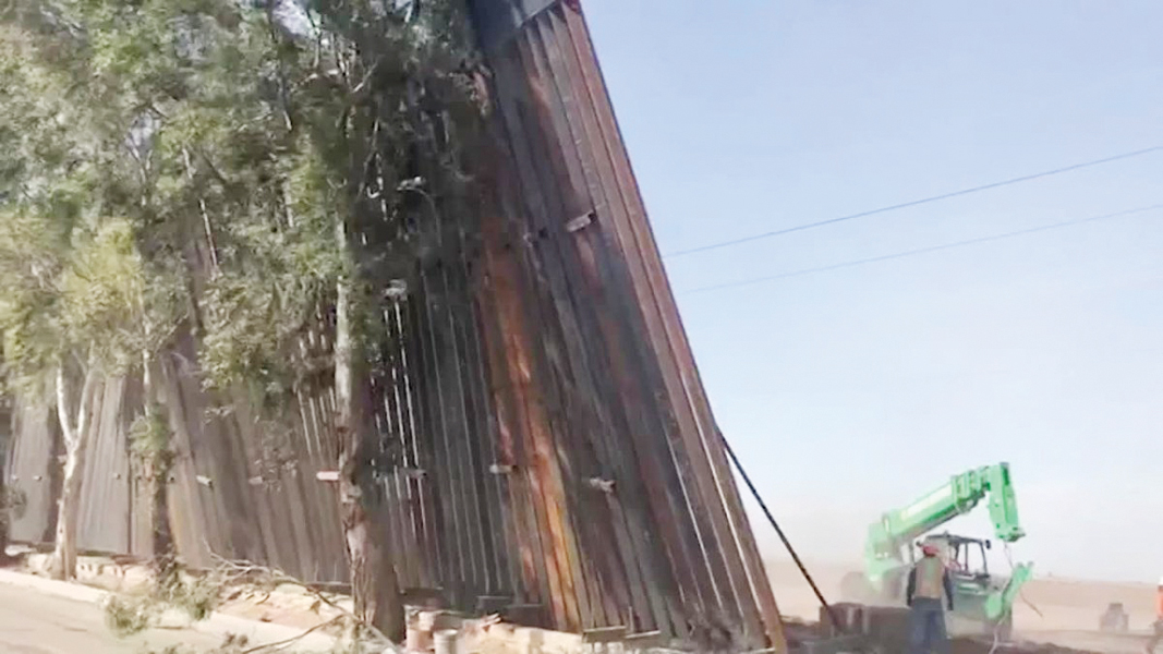 Fuertes vientos derriban parte del muro fronterizo