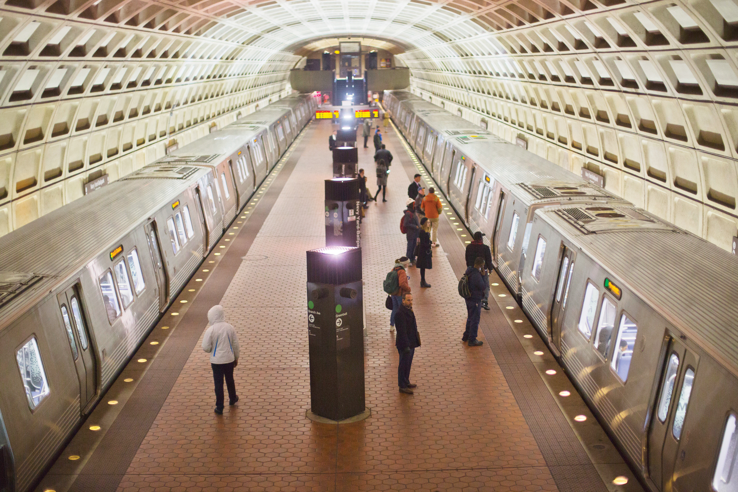 Ordenan uso de mascarillas en el Metro