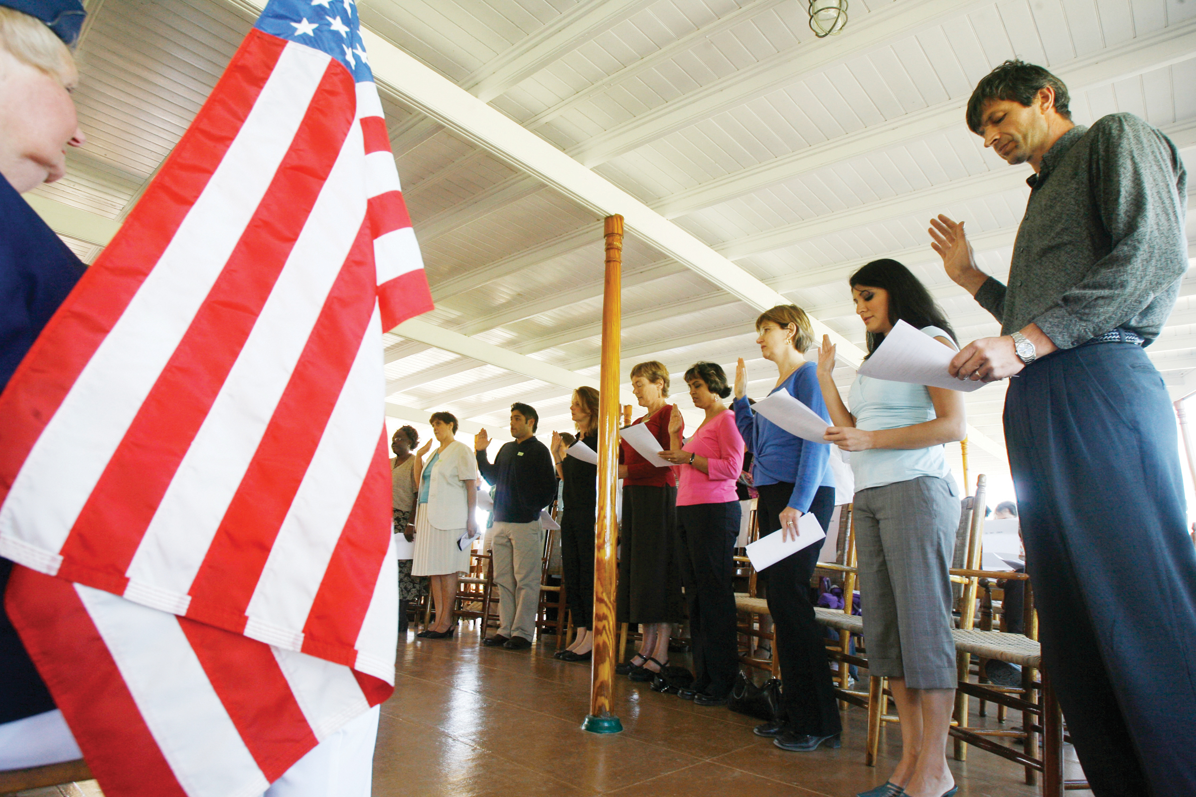 USCIS reanuda el procesamiento de más peticiones