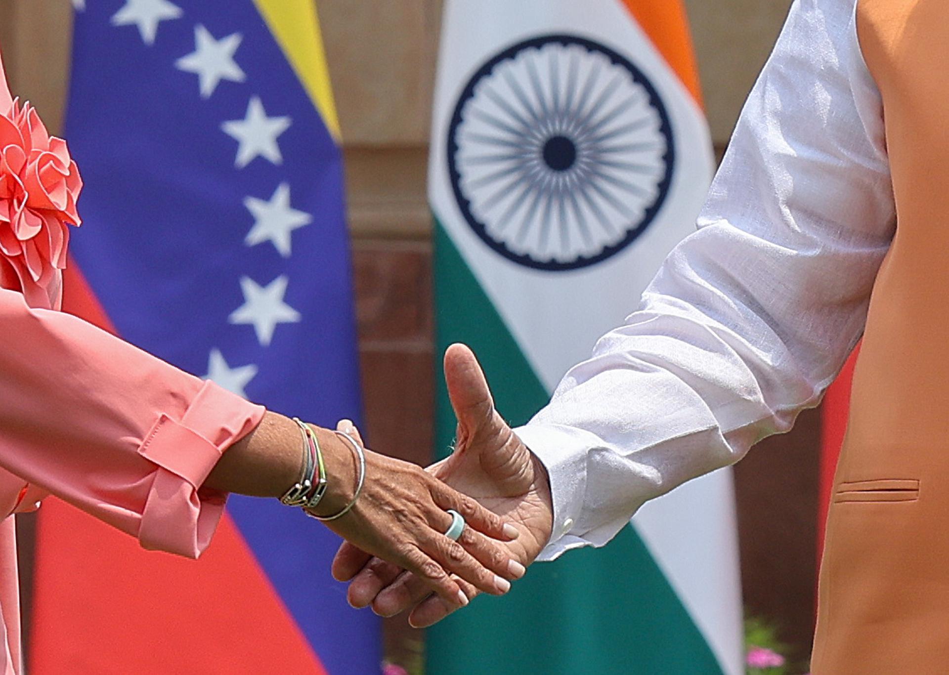 Delcy Rodríguez se reúne en India con el embajador de EE.UU. en plena apertura petrolera
