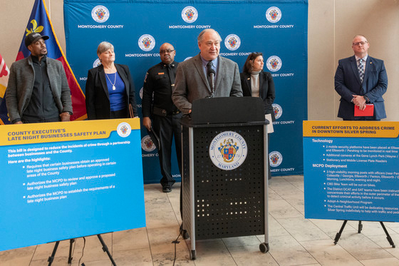 Condado de Montgomery firma proyectos de ley para proteger a la población inmigrante