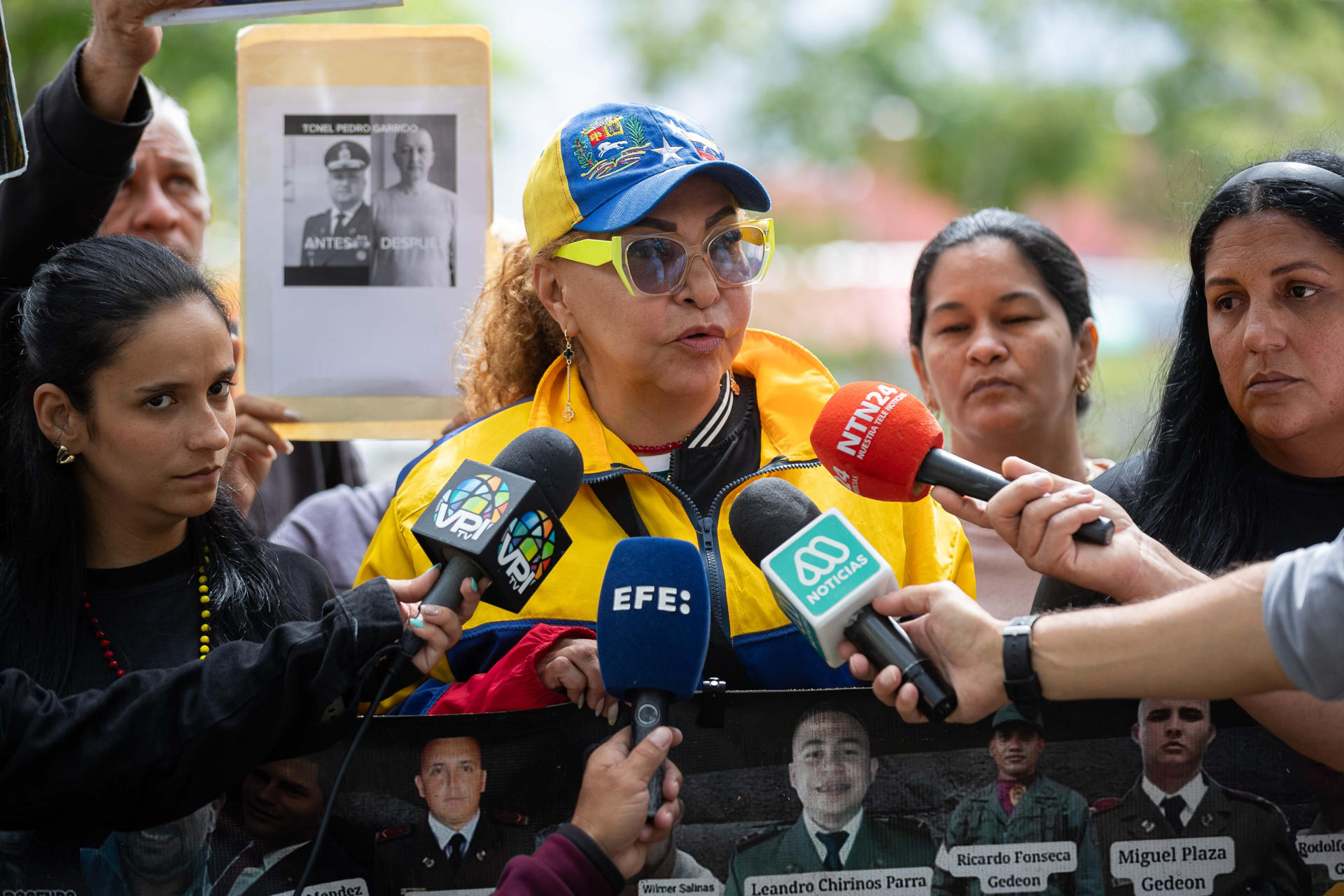 Familiares de presos políticos piden apoyo a EEUU desde las afueras de embajada en Caracas