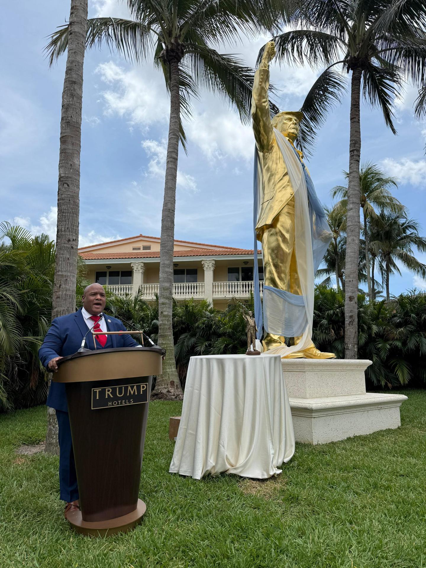 Inauguran una estatua dorada de Trump de 4,5 metros de alto