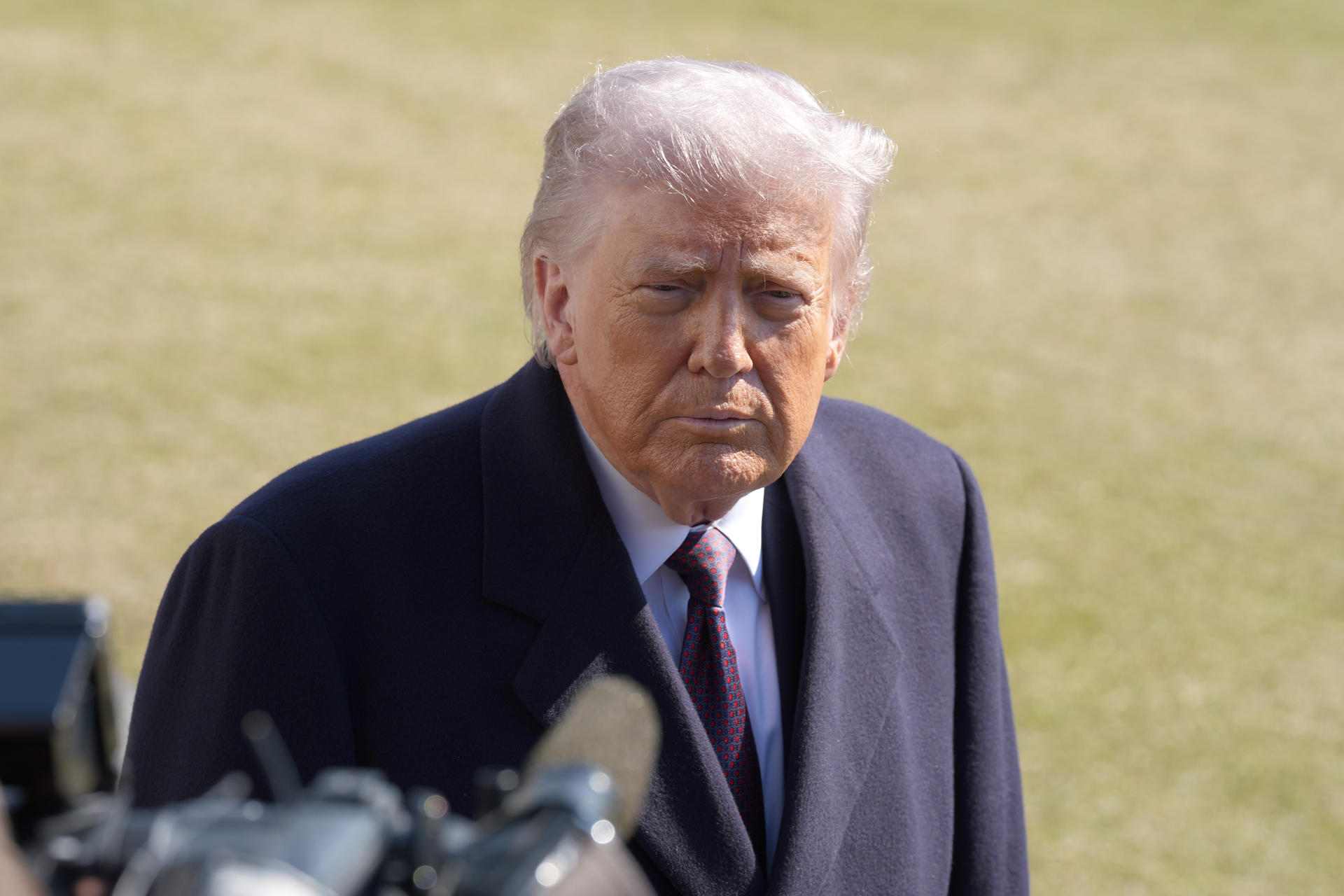 Trump llama "tonta" a una reportera
