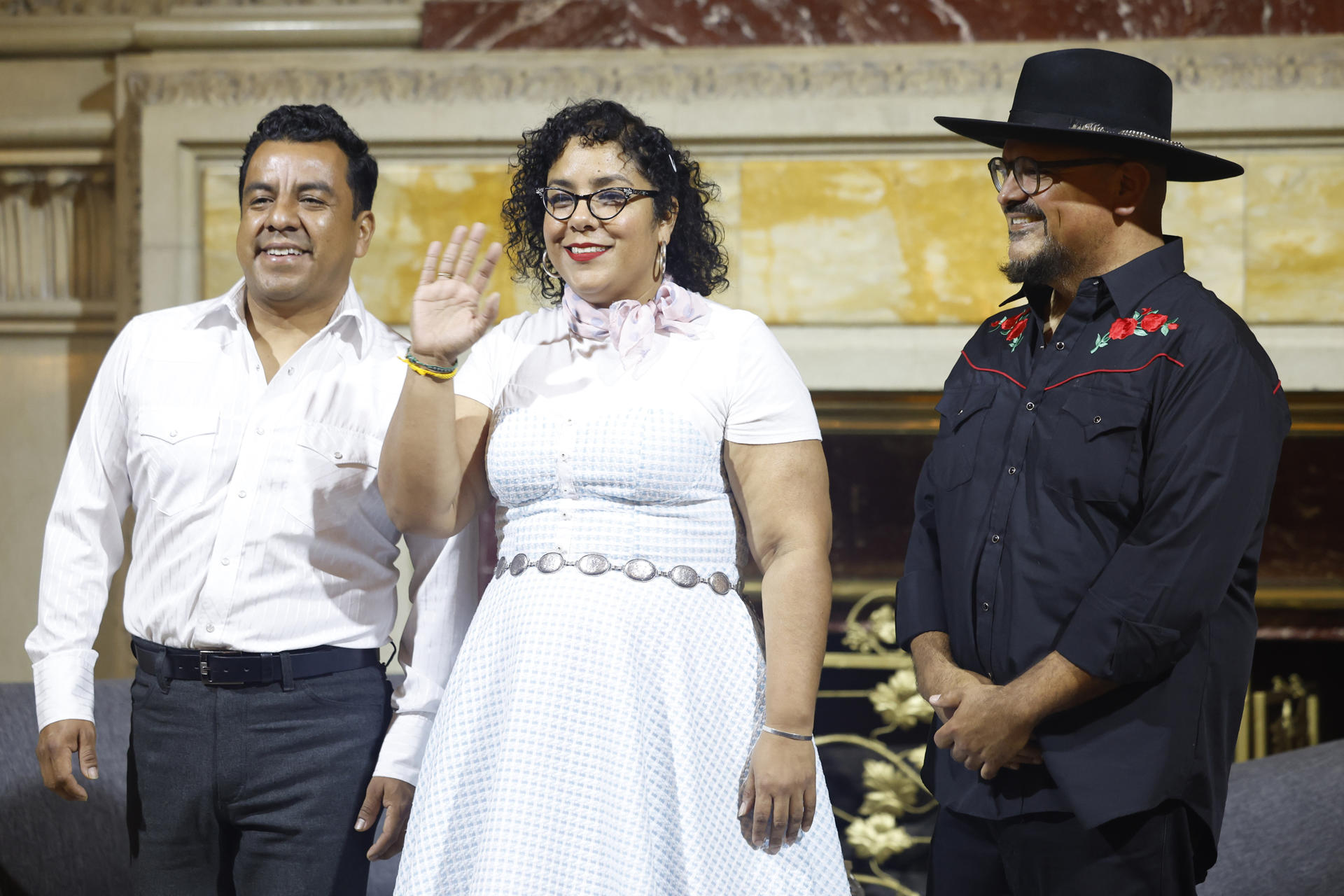 El grupo La Santa Cecilia subraya su intención de "unir" a México y EE.UU