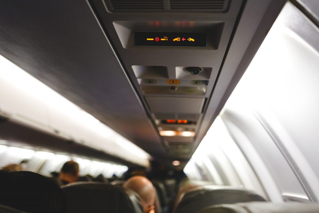 Dos personas fueron halladas muertas dentro de un avión