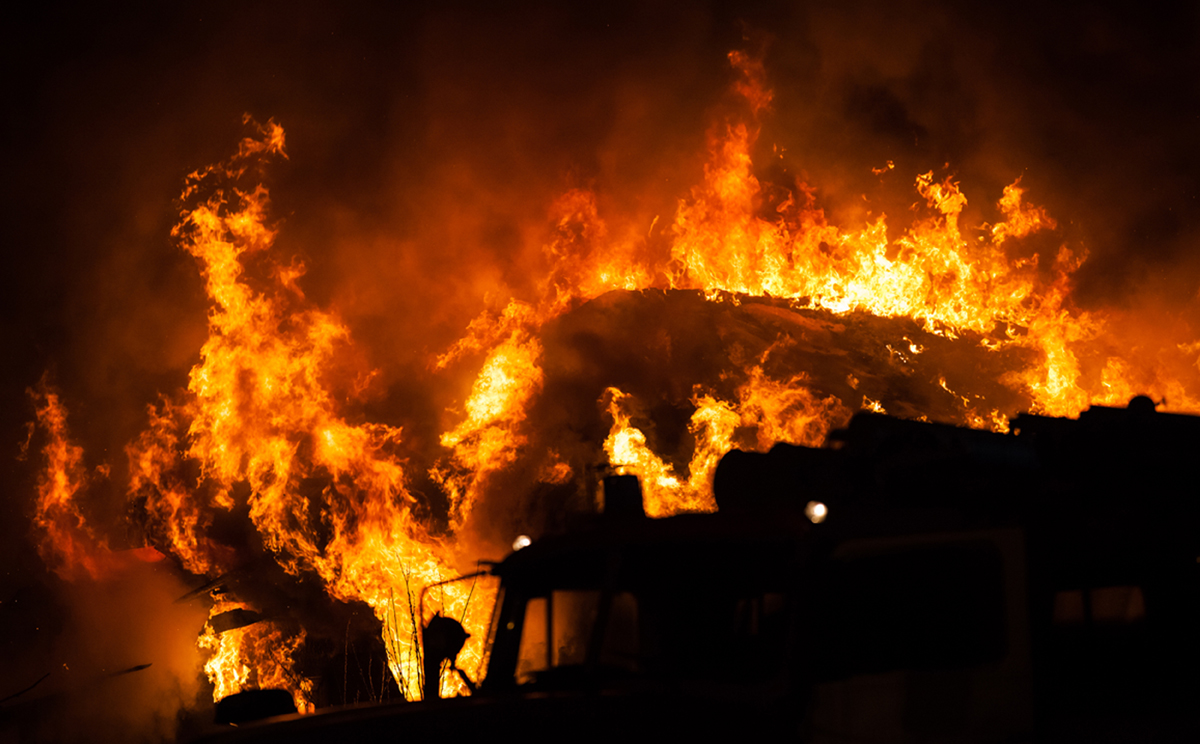 Miles de personas bajo órdenes de evacuación por incendio fuera de control en California