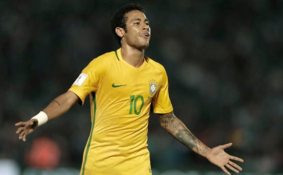 Neymar recibe tratamiento mientras Brasil juega en el Mundial