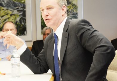 El senador de Maryland Van Hollen y sus legisladores recorren las instalaciones de ICE en Baltimore