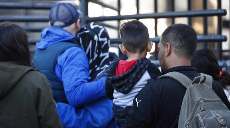 Niño migrante de 4 años es dejado caer desde muro en San Diego