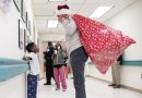 Niños del hospital de DC reciben visitas y regalos navideños de jugadores de los Washington Wizards