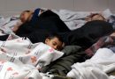 Golpes puerta a puerta y pruebas de ADN: cómo la administración Trump planea vigilar a 450.000 niños migrantes
