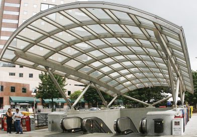 Mujer es apuñalada en las afueras de la estación de metro