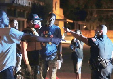 Manifestantes piden regreso de hombre deportado frente a embajada de El Salvador