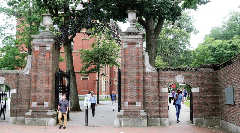 Harvard nuevamente exige puntajes de exámenes estandarizados para quienes buscan admisión