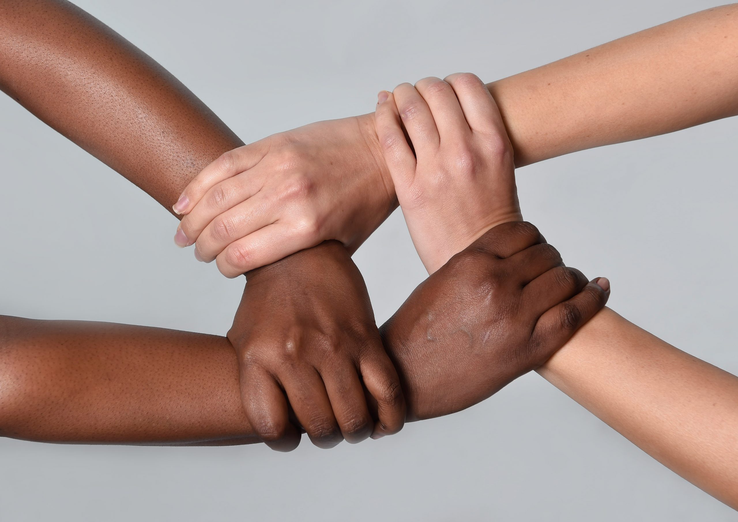 Дискриминация религии. Толерантность руки. Расизм руки. Этническая дискриминация. Расовое неравенство.