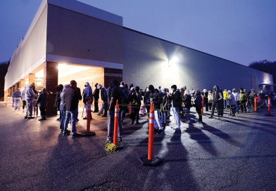 Personas en busca de trabajo acuden en masa a la feria de empleo Personas en busca de trabajo acuden en masa a la feria de empleo