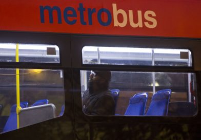 Al menos tres heridos tras estrellarse un autobús de Metrobus contra un restaurante