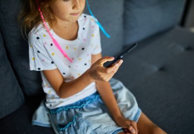 Escuelas endurecen la política sobre el uso de teléfonos celulares para los estudiantes