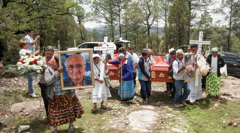 México: Comunidades pobres dan  último adiós a jesuitas asesinados