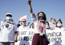 Manifestantes intentan bloquear vehículos en un importante edificio de inmigración en un suburbio de Chicago