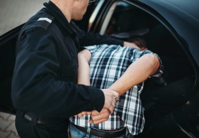 2 hombres detenidos tras tiroteo en Foot Locker; un sospechoso sigue prófugo