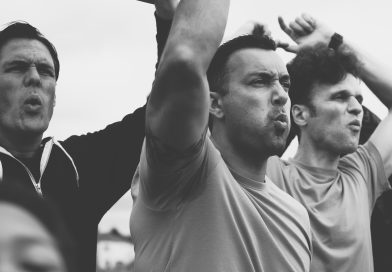 Manifestantes protestan contra el proyecto de un centro de detención de inmigrantes, cuya construcción ha sido suspendida