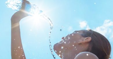 A tomar mucha agua por el golpe de calor , que puede dañar su salud