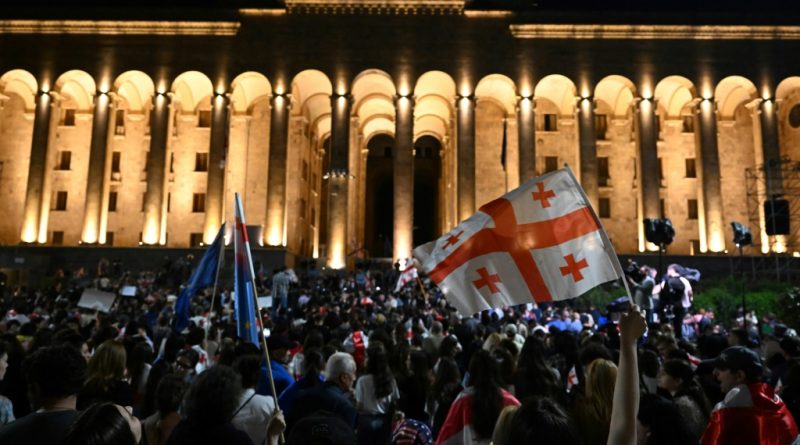 Decenas de miles de personas protestan de nuevo en Georgia contra ley sobre «influencia extranjera»
